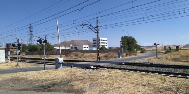 Adif adjudica la supresión de dos pasos a nivel en Humanes (Guadalajara) por 7,4 millones de euros