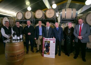 Visita del presidente de Castilla-La Mancha a Finca Río Negro: Un paso hacia la consolidación de la región como líder en vinos de calidad