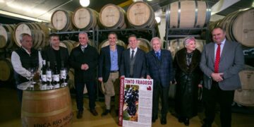 Visita del presidente de Castilla-La Mancha a Finca Río Negro: Un paso hacia la consolidación de la región como líder en vinos de calidad