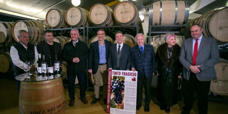 Visita del presidente de Castilla-La Mancha a Finca Río Negro: Un paso hacia la consolidación de la región como líder en vinos de calidad
