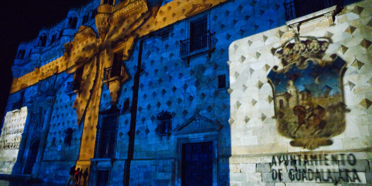 El videomapping “Guadalajara, Corazón de la Navidad” ilumina el Palacio del Infantado