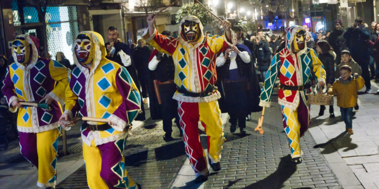 La lluvia respeta la fiesta de San Antón en Guadalajara y permite la salida de la Botarga por la calle Mayor
