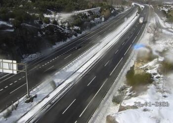 Prohibida la circulación de camiones en la A-2 en Valdenoches por el temporal de nieve en Guadalajara