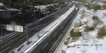 Prohibida la circulación de camiones en la A-2 en Valdenoches por el temporal de nieve en Guadalajara