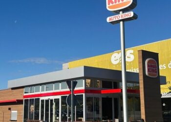 Coche calcinado frente al Burger King de la avenida Eduardo Guitián en Guadalajara