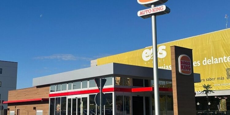 Coche calcinado frente al Burger King de la avenida Eduardo Guitián en Guadalajara