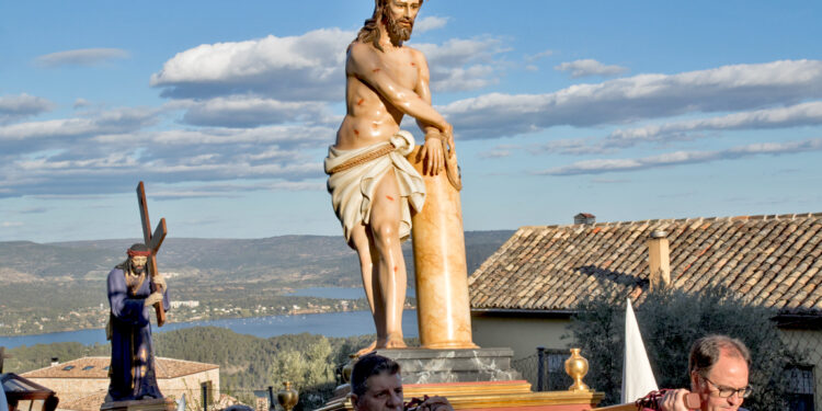 Ayuntamiento de Alocén entrega a vecinos un precioso calendario 2026