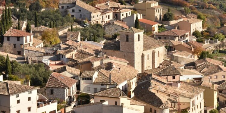 Ayuntamiento de Alocén entrega a vecinos un precioso calendario 2026