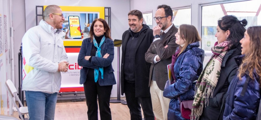 Antonio Hernando visita en Marchamalo el roadshow de ciberseguridad del INCIBE