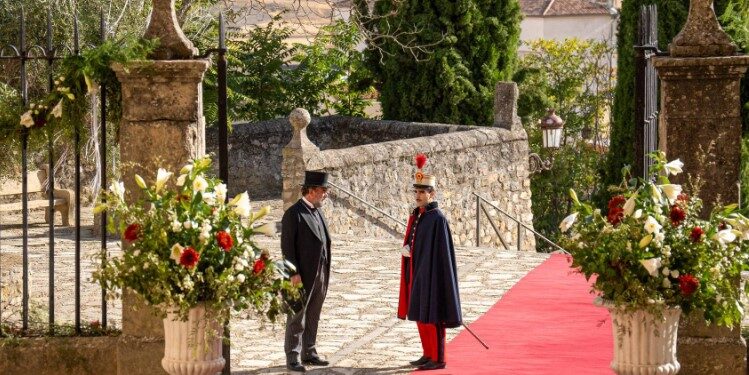 La Promesa elige Cogolludo para rodar una escena clave de la serie en la iglesia de Santa María