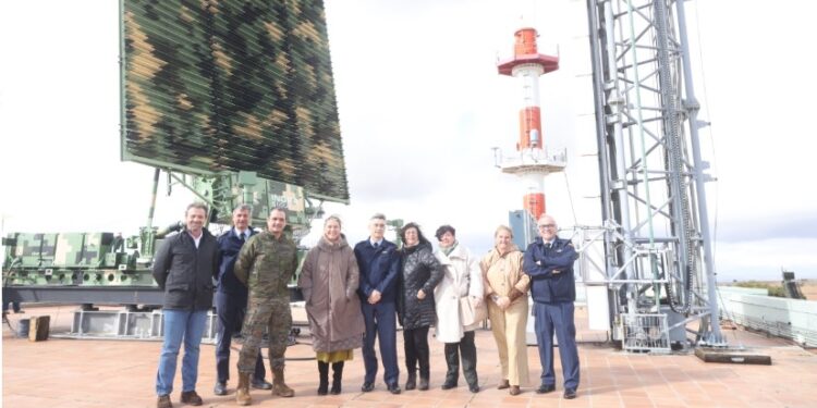 La alcaldesa de Guadalajara visita el CEAR del INTA, líder en radares, antidron y defensa tecnológica