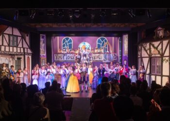 Ovación final de La Bella y la Bestia, el musical de Salesianos Guadalajara con 9.500 espectadores