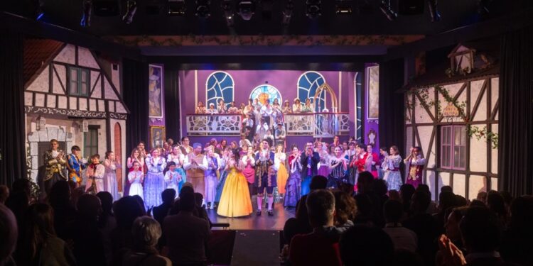 Ovación final de La Bella y la Bestia, el musical de Salesianos Guadalajara con 9.500 espectadores