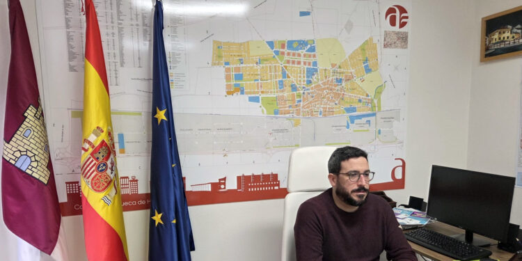 Miguel Óscar Aparicio celebra la llegada de LIUX y la inversión de 30 millones en vehículos eléctricos urbanos en Azuqueca