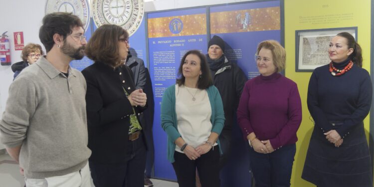 Alovera inaugura la exposición sobre la cancillería de Alfonso X en la Biblioteca