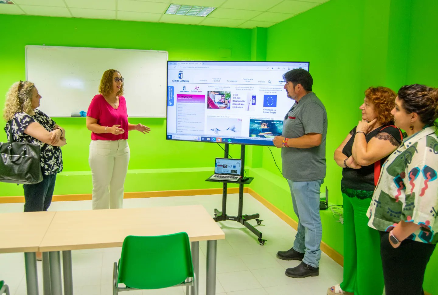 La nueva Consejera de Igualdad, Sara Simón, reconoce la labor del Centro de la Mujer y condena la violencia machista