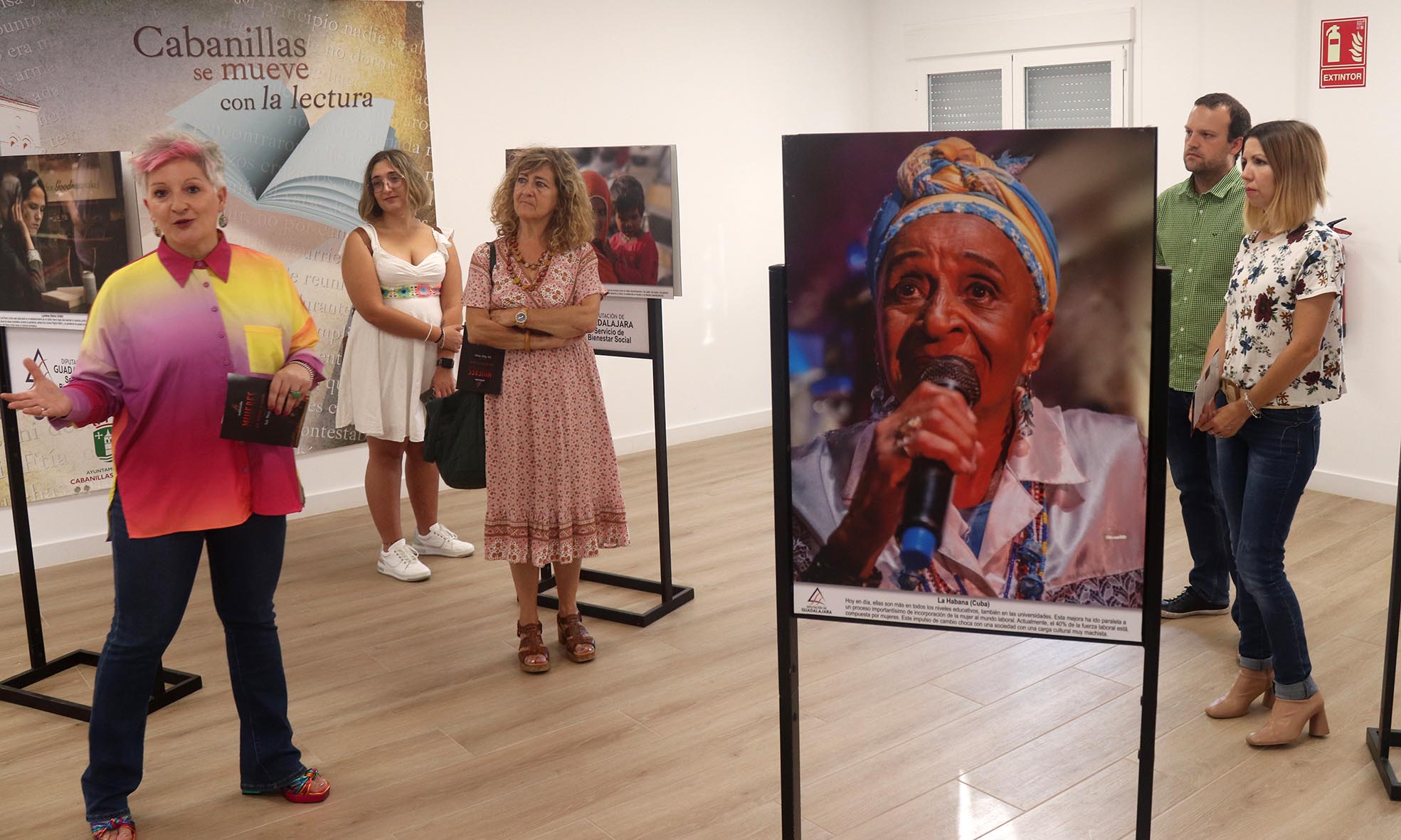 Una Mirada a la Belleza y Desigualdad a Través de la Lente de Luis Monje