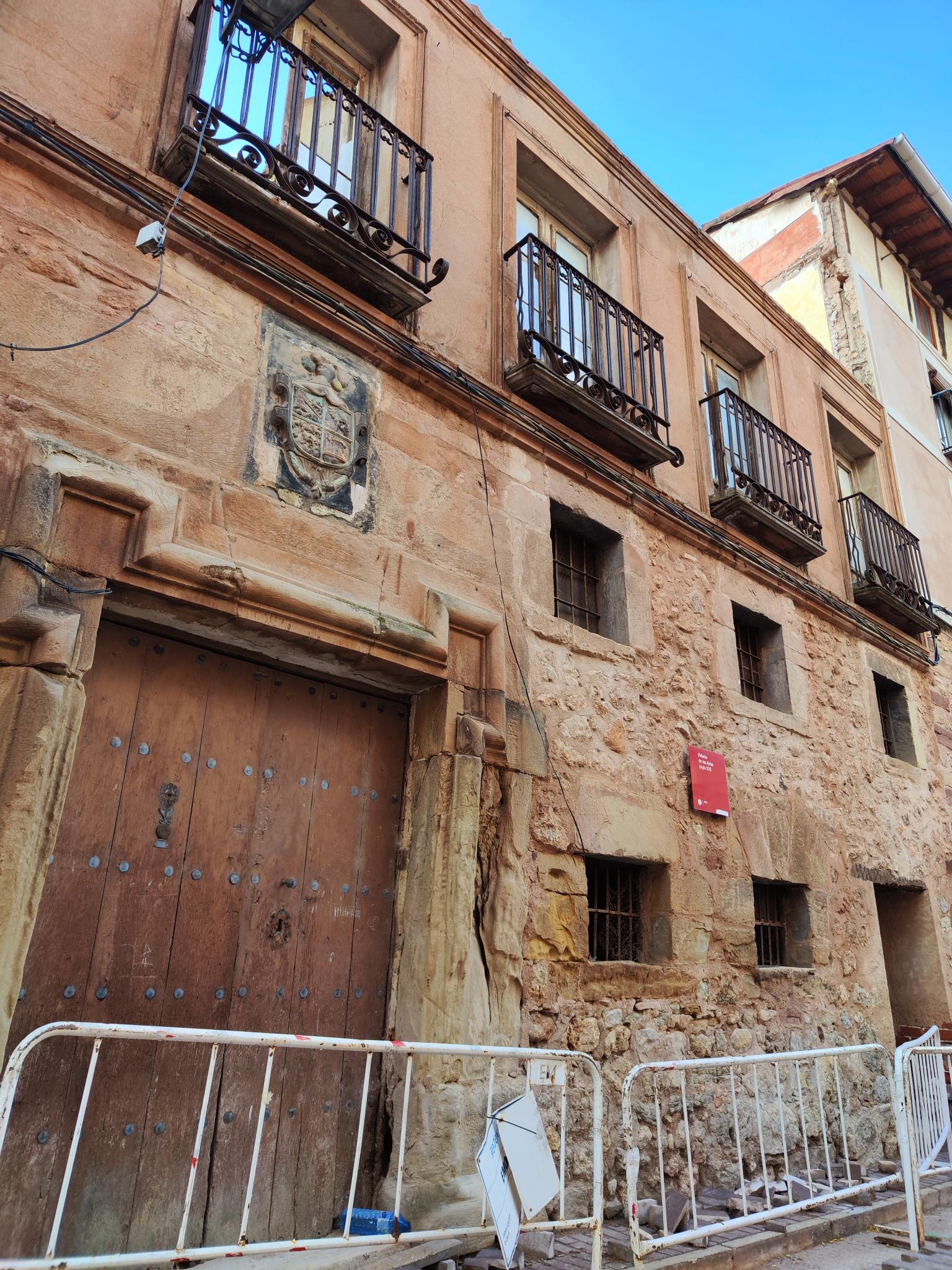 Parte de la fachada del Palacio de los Arias (s.XVIII) en Molina de Aragón