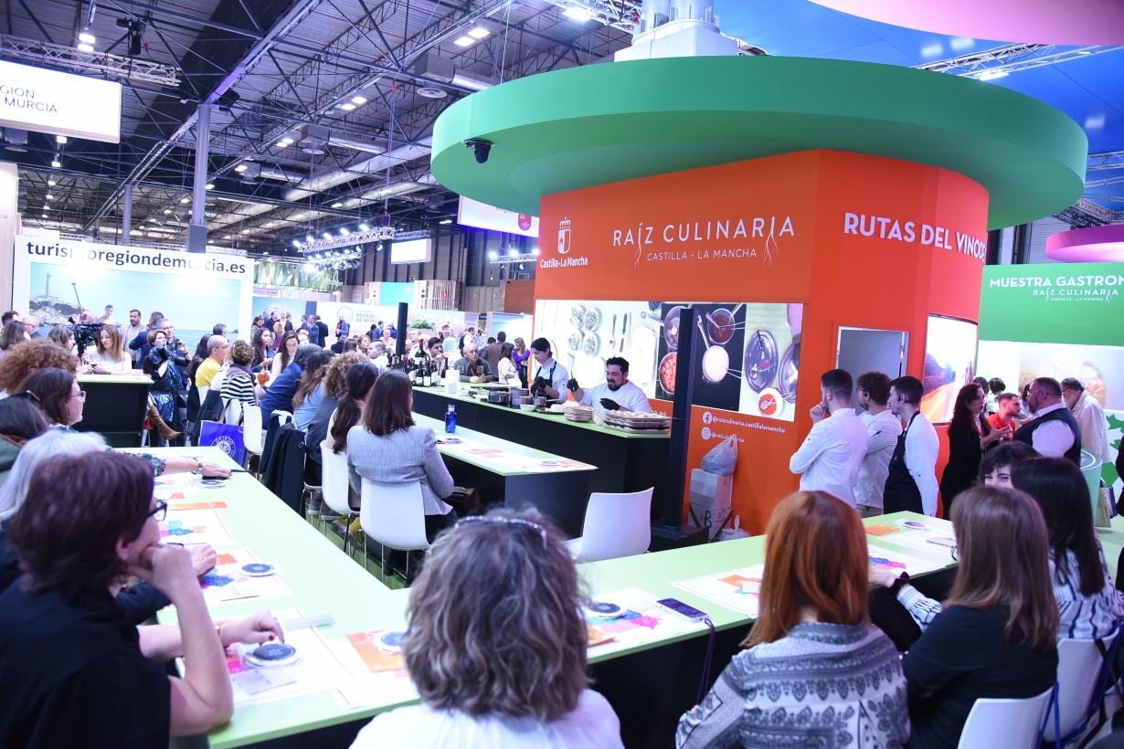 Cerca de 30,000 visitantes dan la bienvenida al 'Destino de las Maravillas' en FITUR 2024, marcando un hito en la promoción turística de Castilla-La Mancha. 
