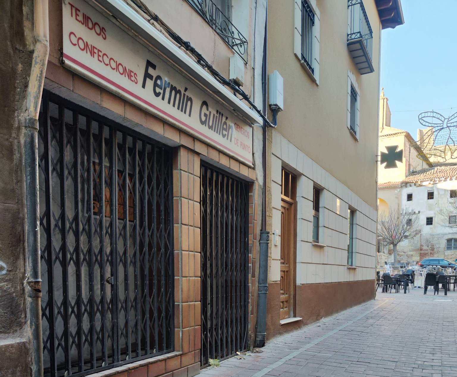 Tiendas cerradas en el casco antiguo de Molina de Aragón