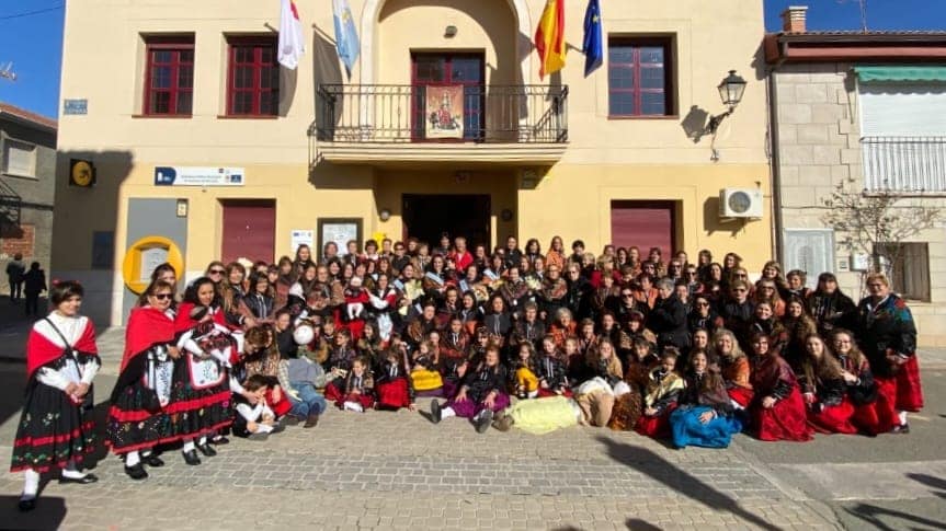 Descubre cómo la festividad de las Águedas fortalece el papel de las mujeres en Espinosa de Henares, Guadalajara.