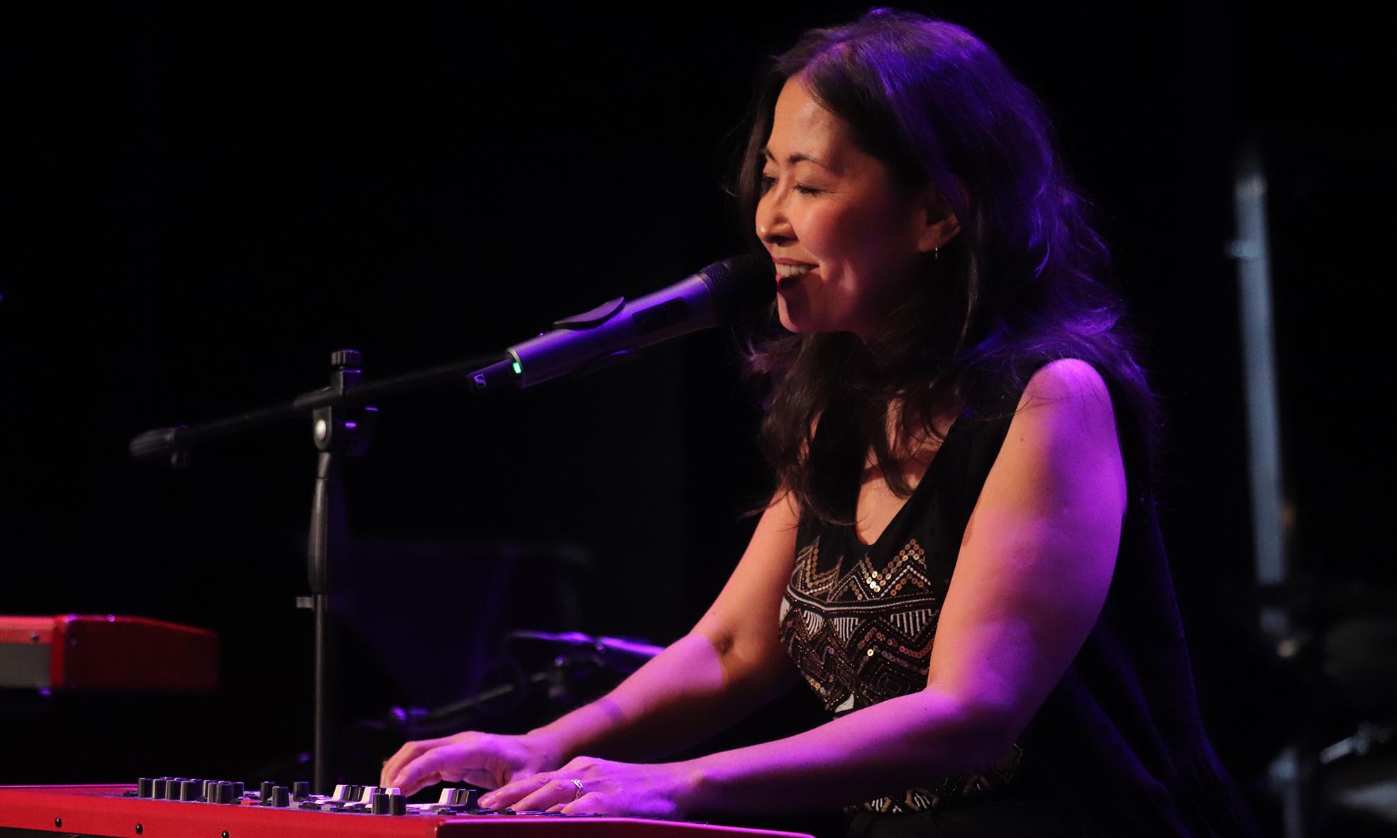 Noche Acústica en Cabanillas del Campo: Voces Sensibles y Exóticas