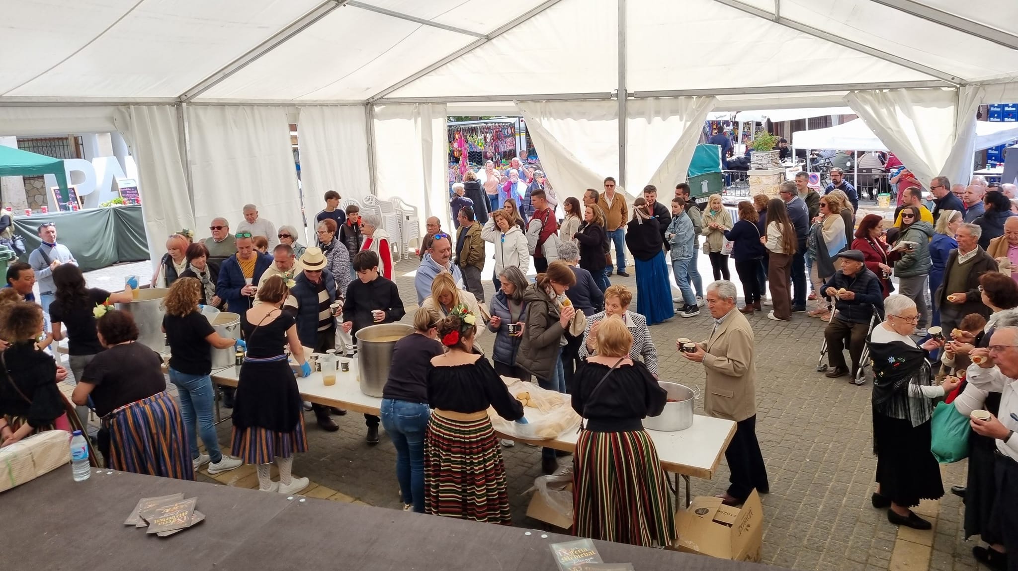 Pareja se viste de historia en su IX Feria Medieval