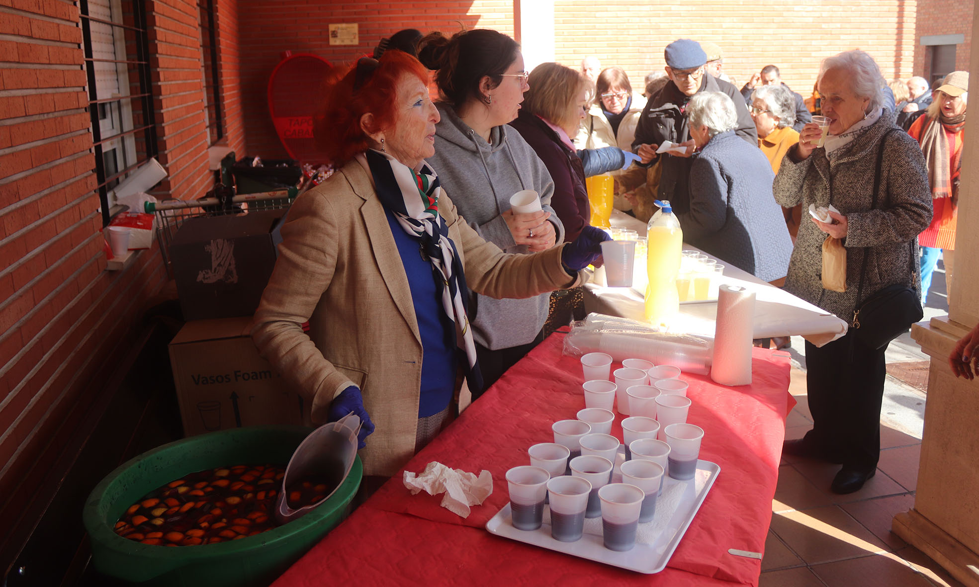 reparto de dulces y limonada en la Plaza de la Iglesia por San Blas
