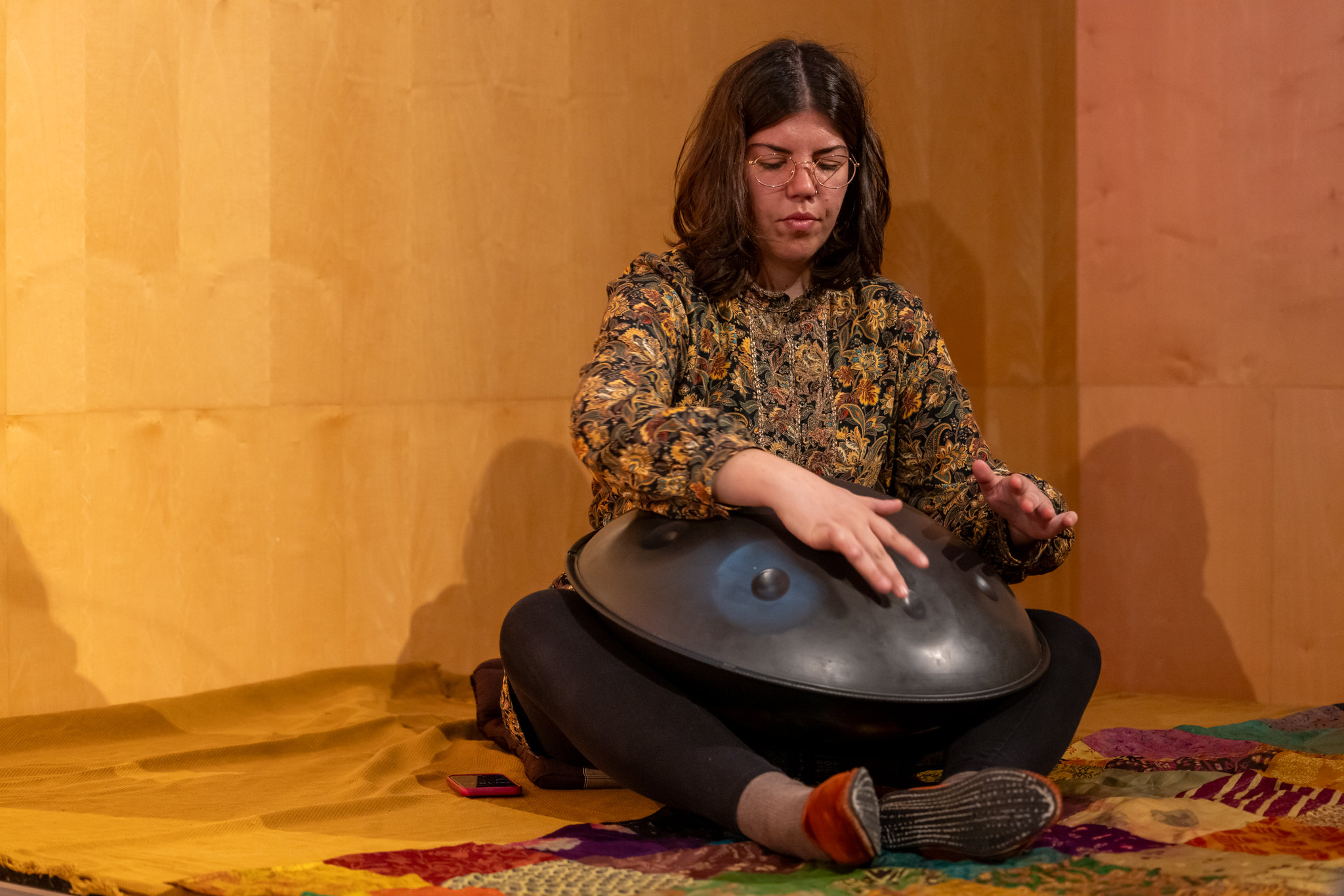 Melodía para la paz interpretada con el original instrumento de percusión hang drum.