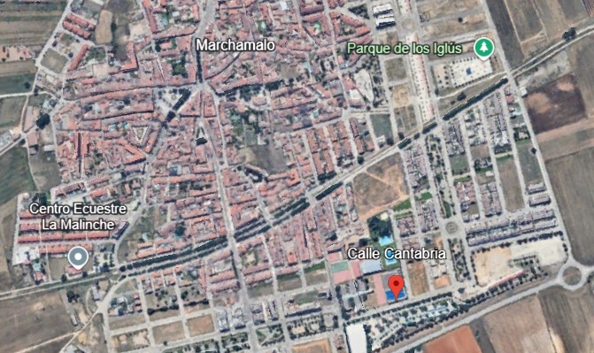 Incendio en Marchamalo: Dos jóvenes trasladados al hospital tras inhalación de humo en una caseta de pádel