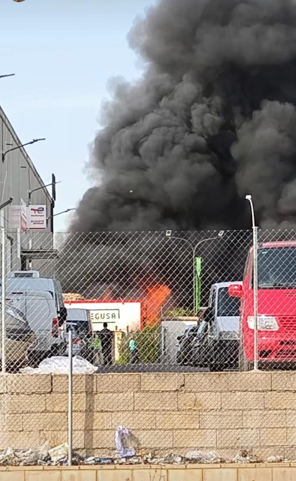 Incendio en una empresa de reciclaje en Marchamalo: gran columna de humo y amplio despliegue de emergencia