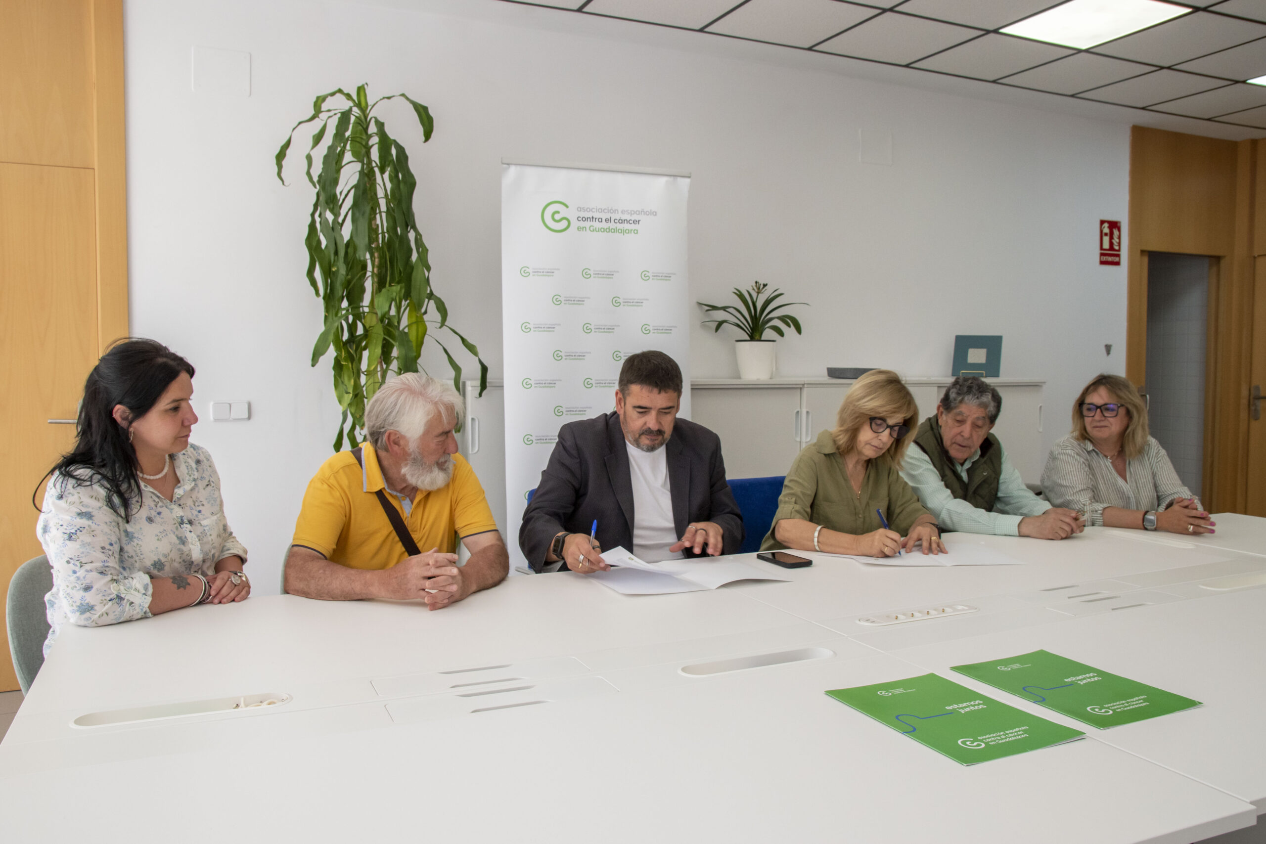 Marchamalo firma convenio con AECC Guadalajara para apoyar lucha contra el cáncer