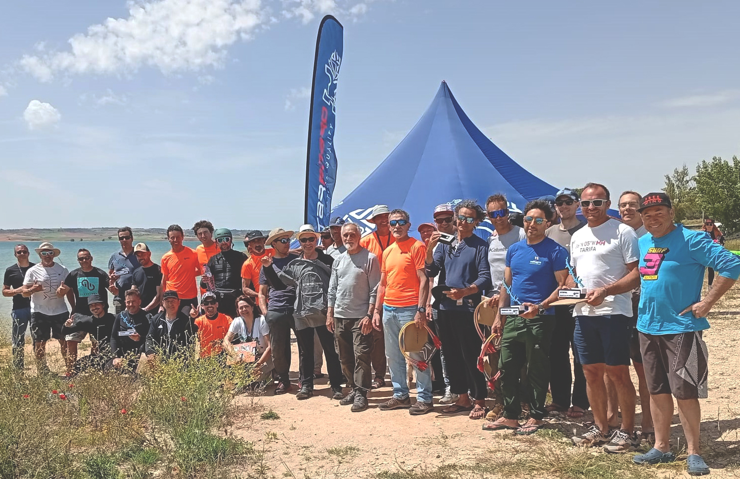El I Desafío Isla de Aquilino llena el embalse de Alarcón de color, viento y vela