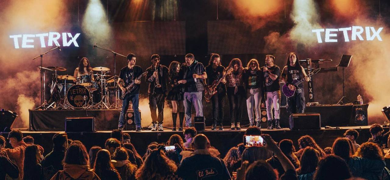 Tras el desfile, la noche no se detuvo. La orquesta Tetrix, muy vinculada al municipio, hizo bailar al público en La Cubierta del Ferial con una actuación cargada de energía, poniendo el broche final a una jornada inaugural que dejó el listón muy alto.