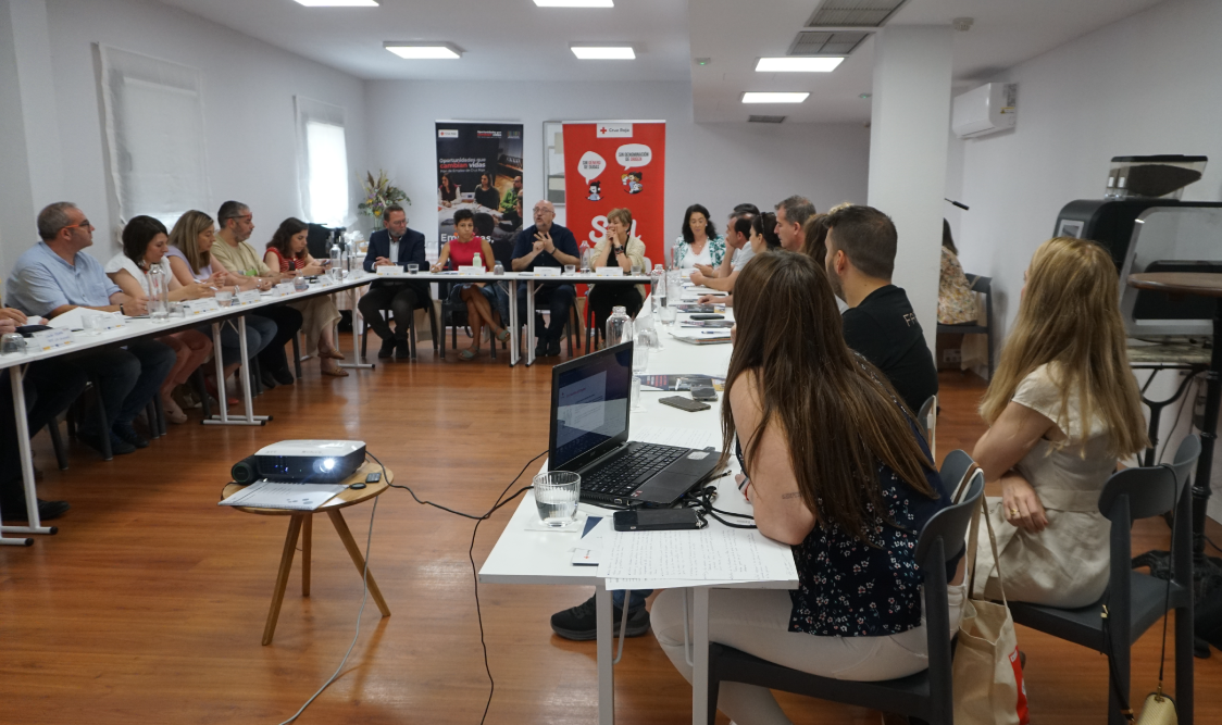 Mesa de diálogo de Cruz Roja Guadalajara con empresas hosteleras para impulsar el empleo y la formación profesional