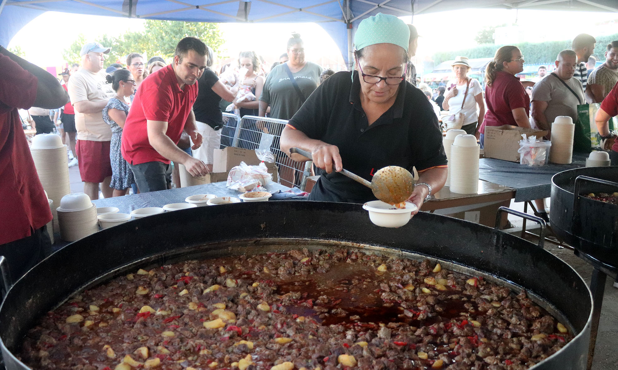 La cena de caldereta, un espectáculo de circo y flamenco, el desfile de cierre, y la traca fin de fiestas, últimos actos de la semana grande cabanillera