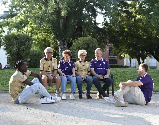 El Deportivo Guadalajara presenta sus nuevas equipaciones morada y dorada para la temporada 2025/26 