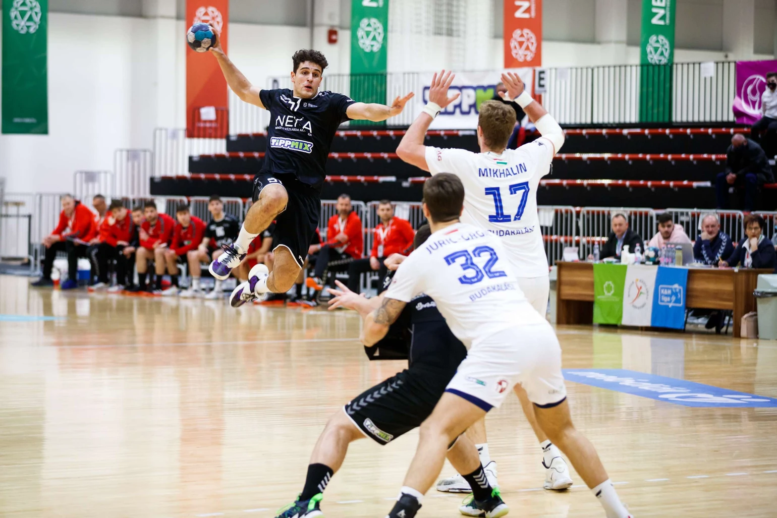 Lateral izquierdo rumano de 26 años, 1.98m y 98kg, una potencia física para la defensa morada