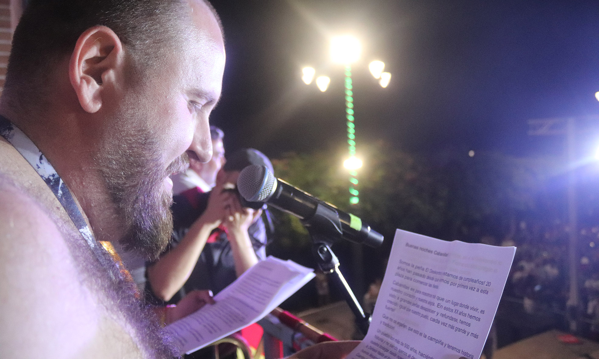 Miles de cabanilleros y cabanilleras tomaron las calles en el inaugural Desfile de Peñas, seguido de un emotivo pregón de «El Deskontrol»