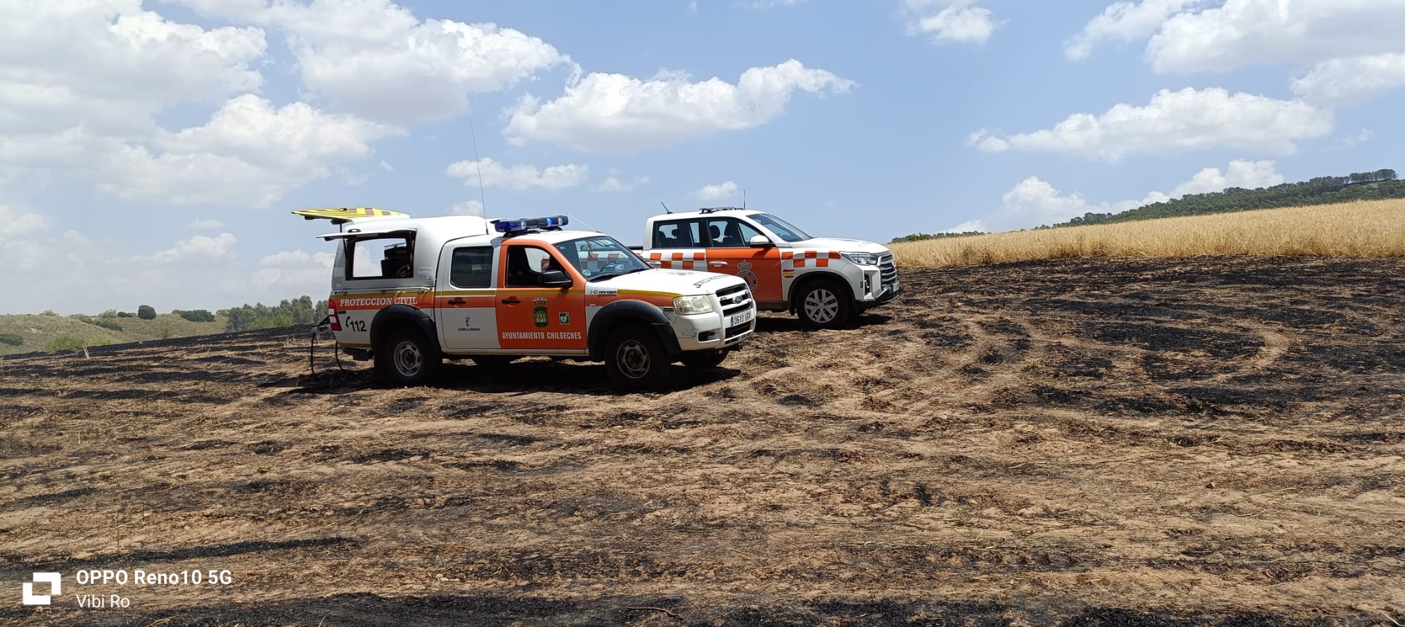  Incendio de vegetación en el poligono casasola . Las tareas han sido repaso de perímetro junto con nuestras pickups