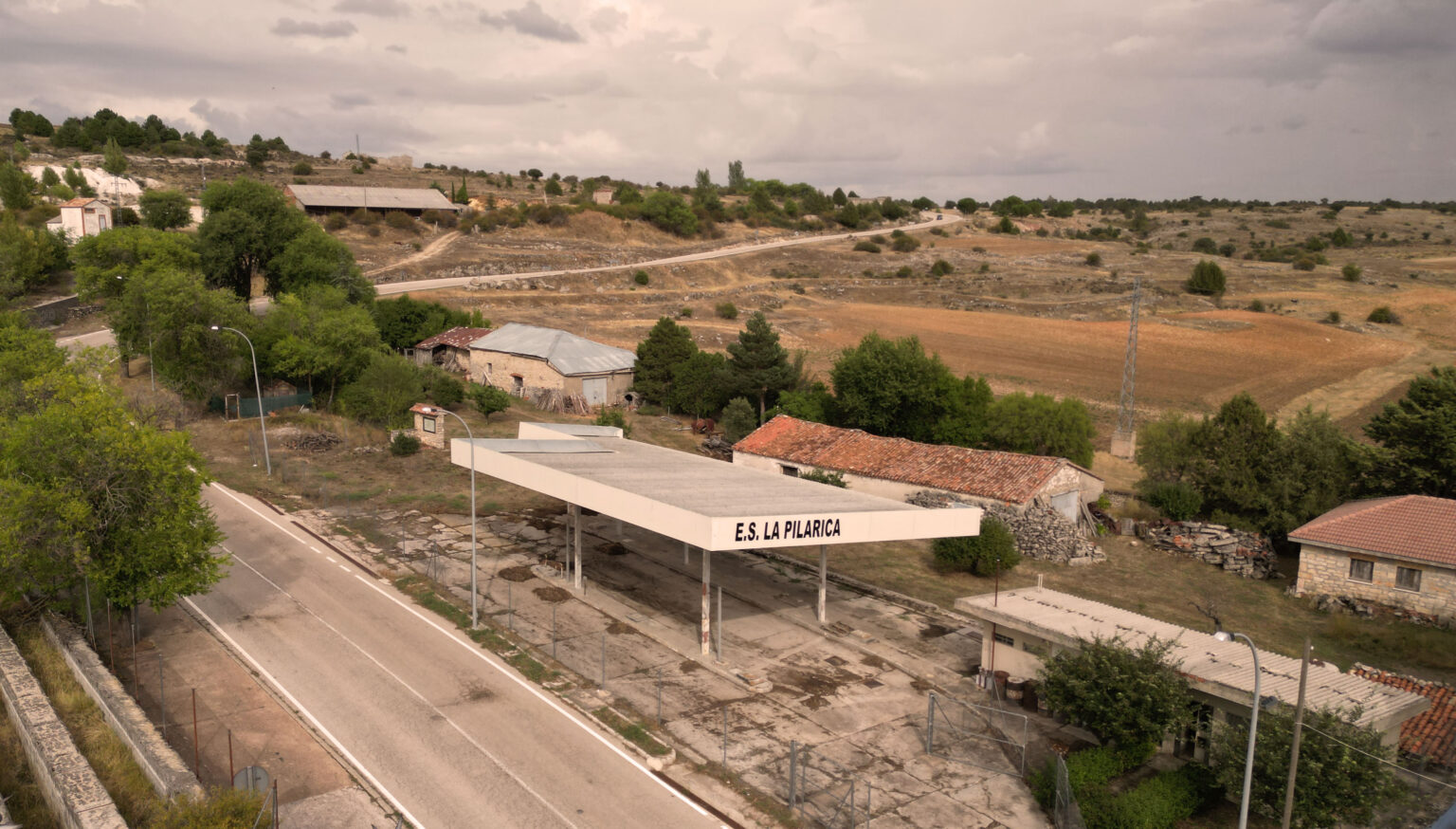 Una pareja reabre la única gasolinera de Villanueva de Alcorón tras 20 años cerrada