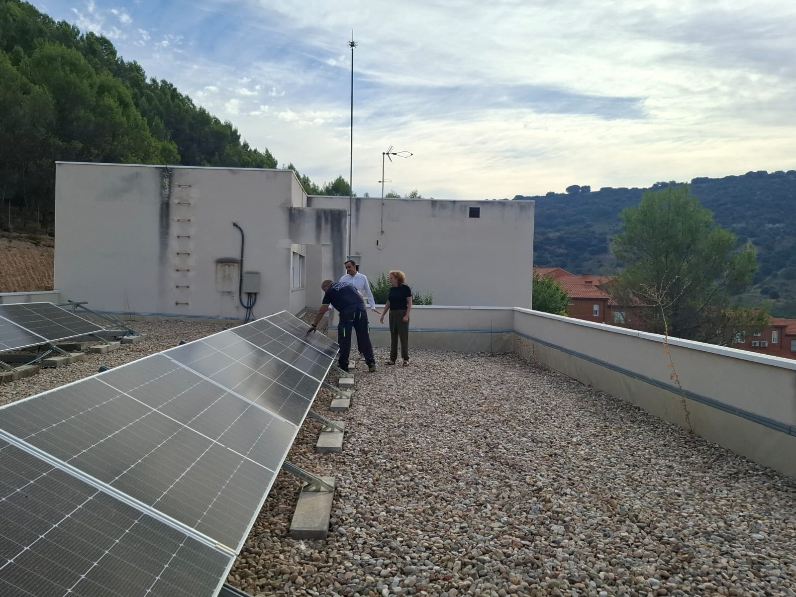 Chiloeches instala placas solares en el colegio José Inglés para reducir consumo y apostar por la sostenibilidad