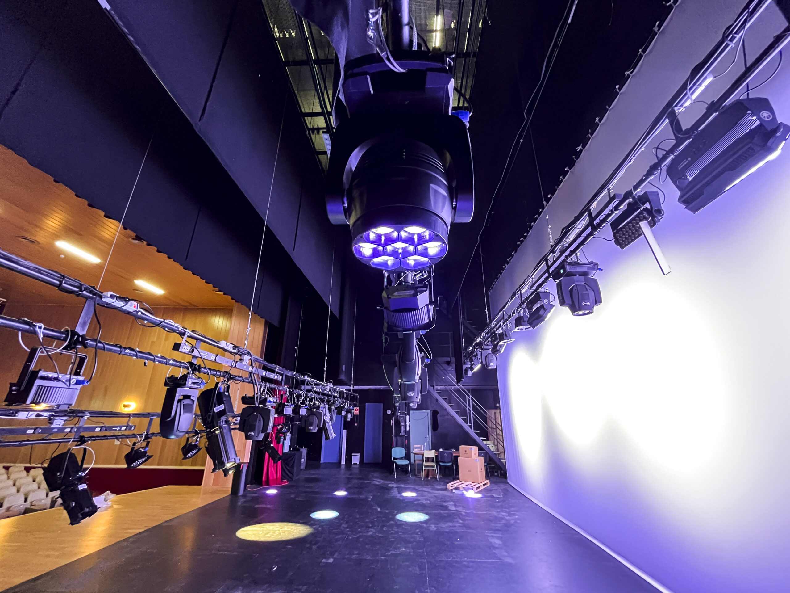 Modernización del Auditorio Ateneo Arriaca en Marchamalo con nueva iluminación y sonido gracias a fondos europeos