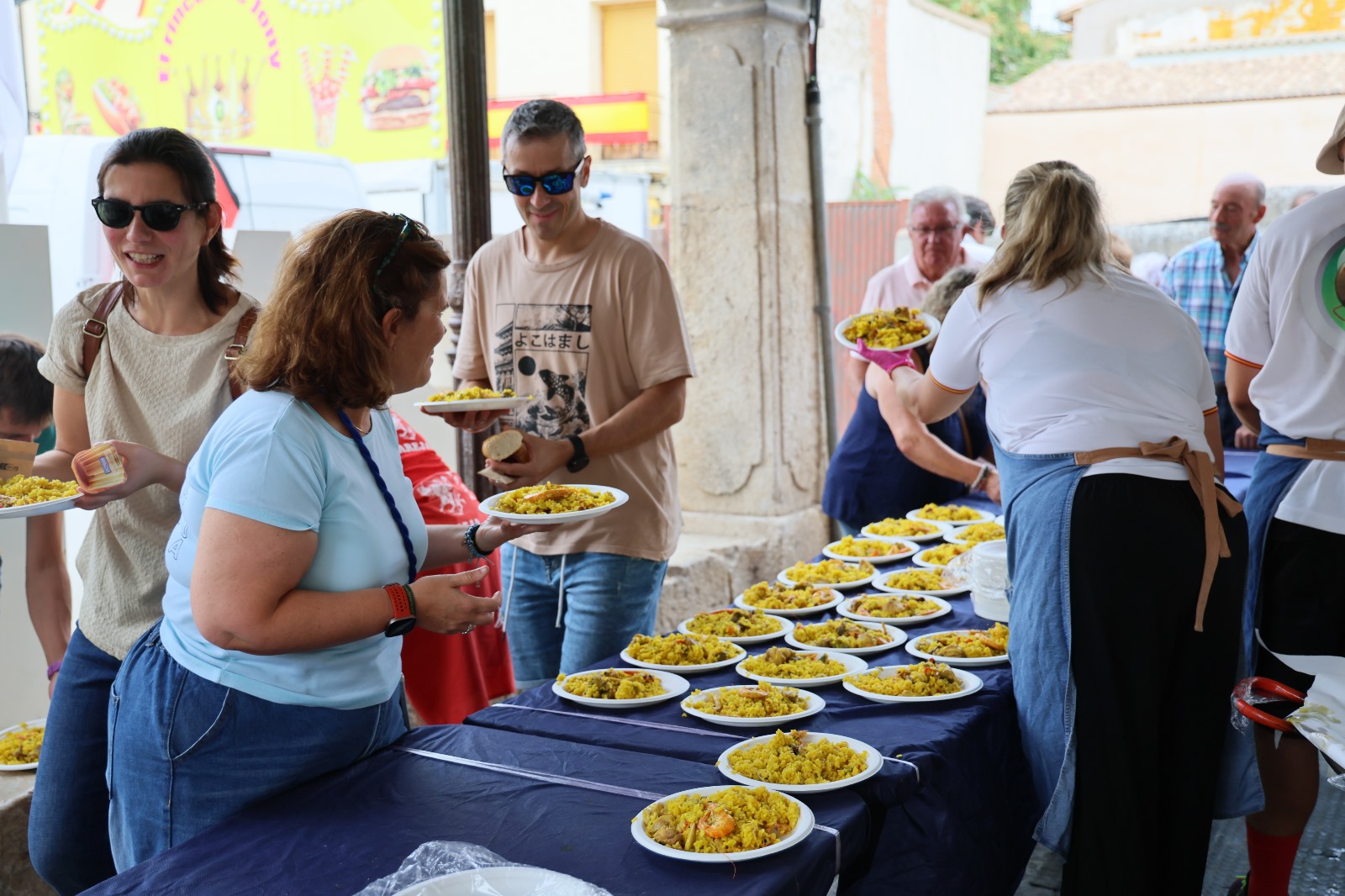 Pareja celebra el Día de las Peñas con una paella solidaria a favor de Fundación NIPACE