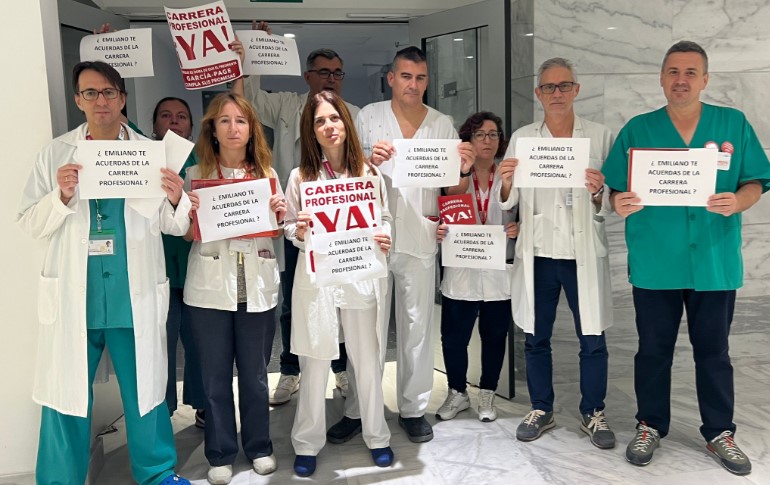 Emiliano García-Page evita a los trabajadores del SESCAM en Guadalajara mientras sigue sin cumplir la Carrera Profesional