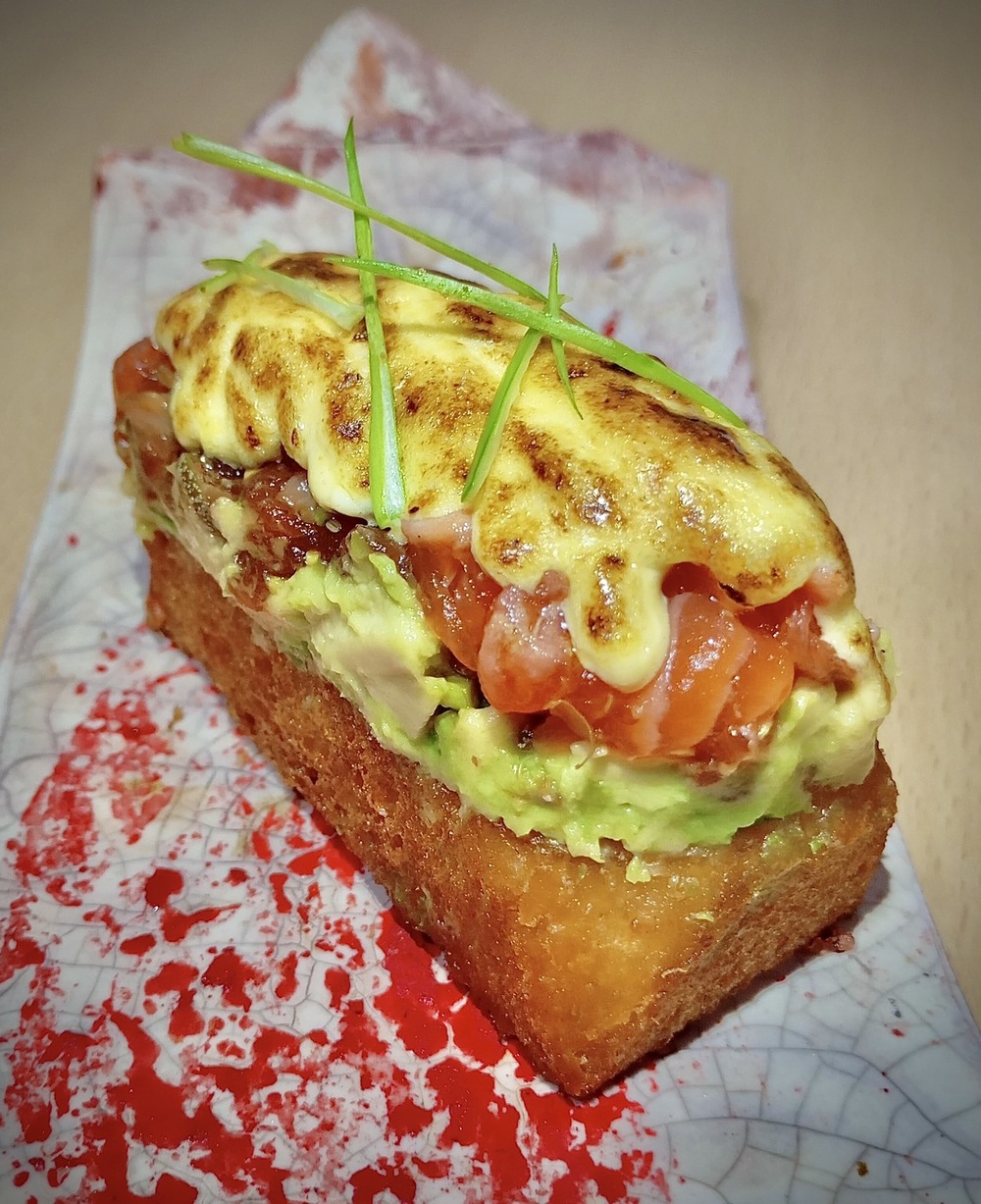 Tartar de trucha km 0 sobre rebanada crujiente con aguacate