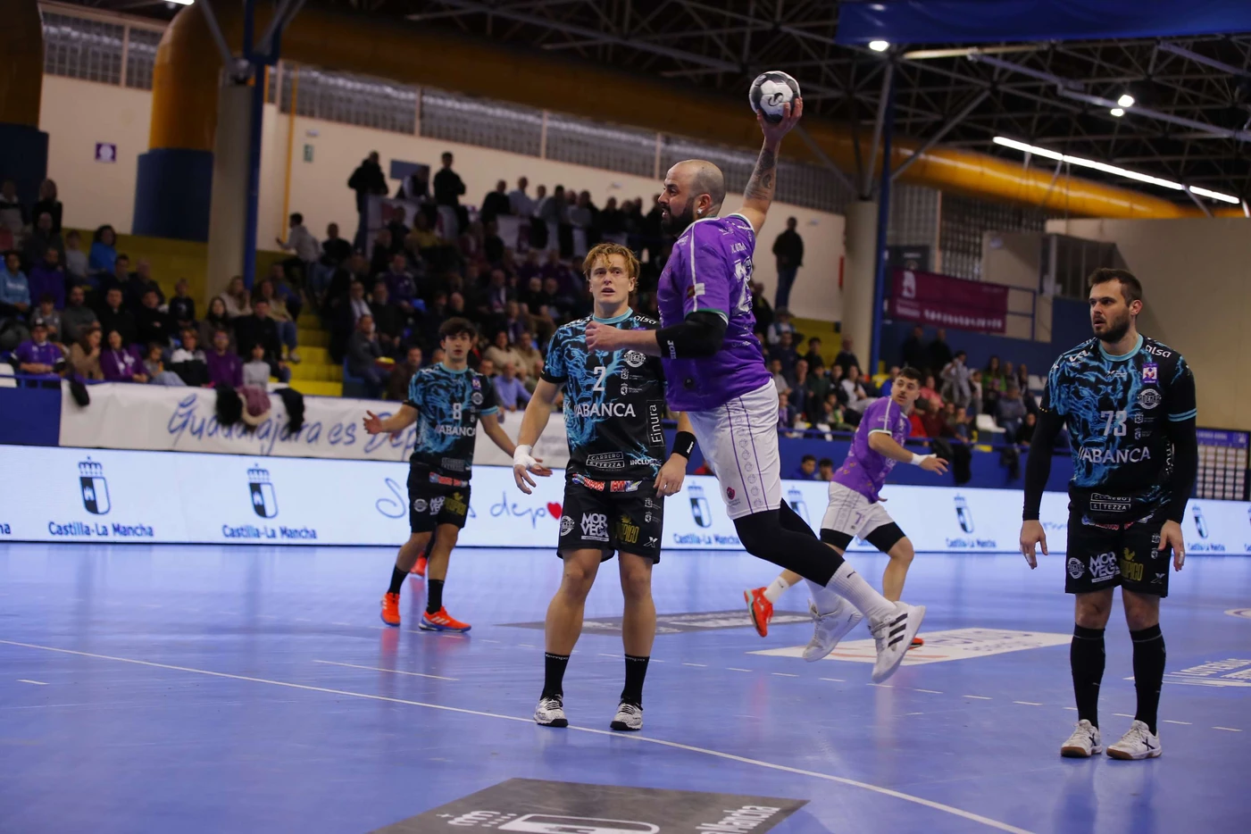 El Sanicentro BM Guadalajara resucita ante el Ademar León